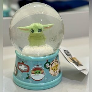 NWT Star Wars Disney Mandalorian Baby Yoda Lightup Snow Globe